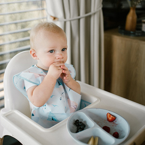 Detský podbradník, zásterka s vreckom Mýval, modrá