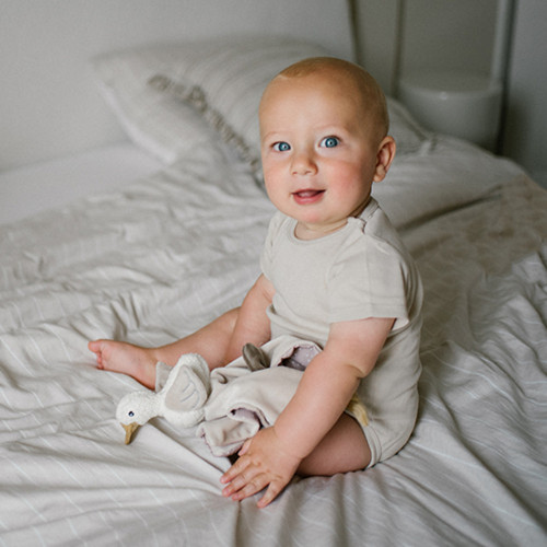 Plyšová hračka/prítulníček GOOSE ZOE držiakom na cumlík, krémový