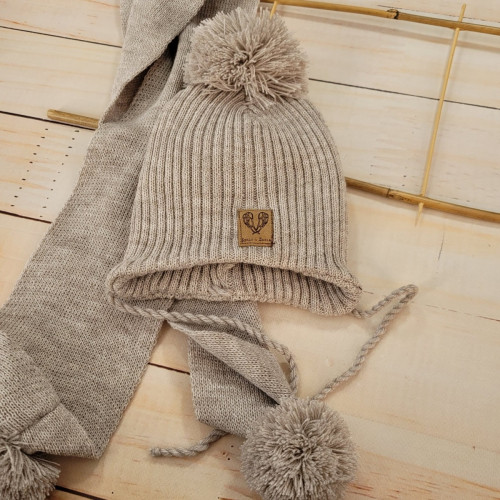 Dvojvrstvová pletená čiapočka na zaväzovanie + šál s brmbolcami, béžový melírok