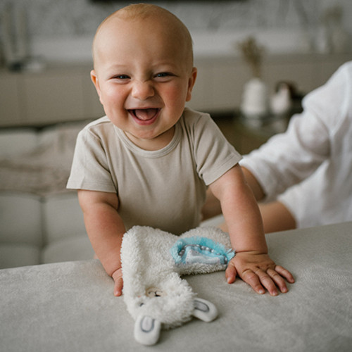 Plyšová hračka/prítulníček, šuštiaca LAMA LULU, krémová/modrá