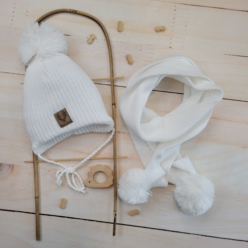 Dvojvrstvová pletená čiapočka na zaväzovanie + šál s brmbolcami, biela