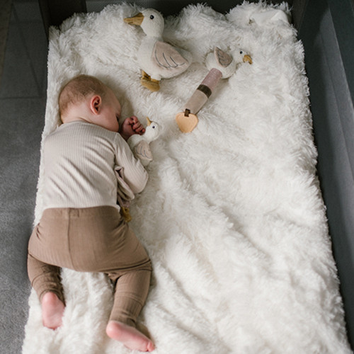 Plyšová hračka GOOSE ZOE s hrkálkou, krémová