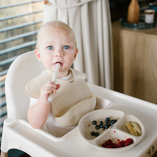 Silikónový podbradník s regulovaným zapínaním a vreckom, bežový
