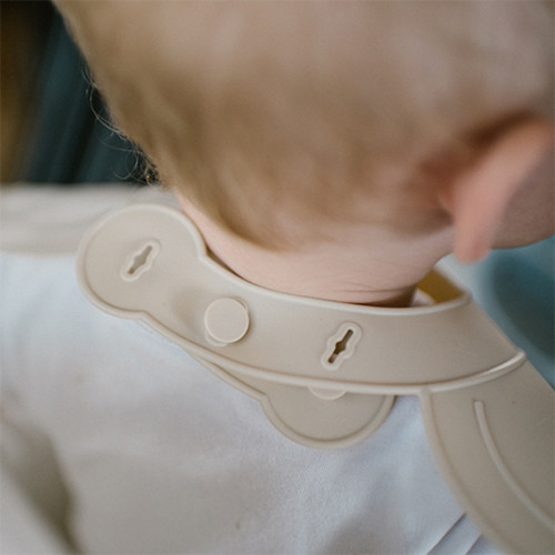 Silikónový podbradník s regulovaným zapínaním a vreckom, bežový