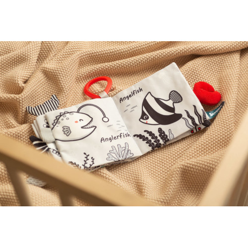 Kontrastná knižka pre bábätko black&white - Delfínik