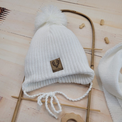 Dvojvrstvová pletená čiapočka na zaväzovanie + šál s brmbolcami, biela