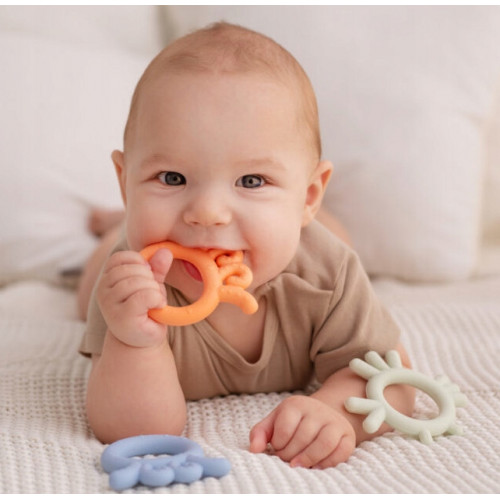 GiliGums Detské hryzátko Baby Octopus Teether, 3m+, marhulova, 1 ks
