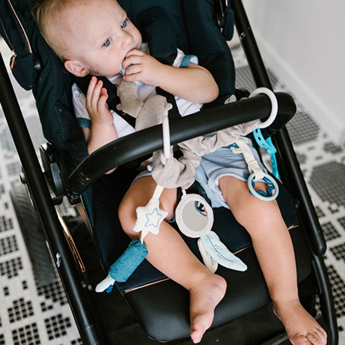 Závesná edukačná hračka RACCOON, 35 x 24 cm