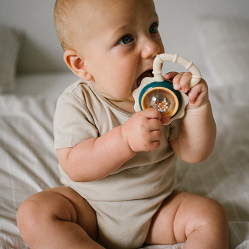 Hrkálka, hryzátko pre bábätko s guličkami, Kytička - pastel