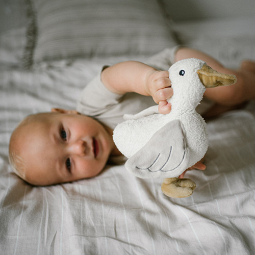 Plyšová hračka GOOSE ZOE s hrkálkou, krémová