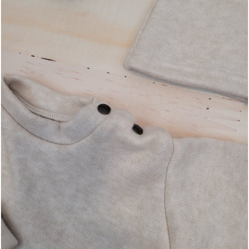 Pletená dojčenská sada 3D, svetrík, tepláčiky + čiapočka Kazum, piesková, veľ. 74