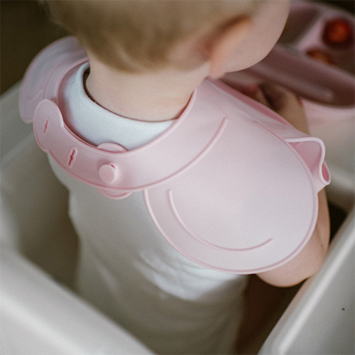 Silikónový podbradník s regulovaným zapínaním a vreckom, ružový