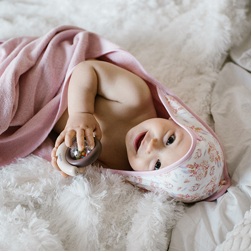 Hrkálka pre bábätko Slimák, hnedý, béžový, BabyOno