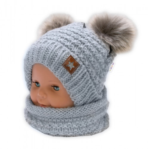 Zimná pletená čiapka Star s fleecom a chlpáčkové brmbolce + komínček 2D sada, sivý melírok