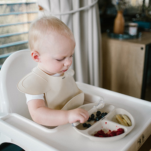 Silikónový podbradník s regulovaným zapínaním a vreckom, bežový