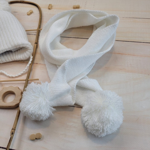 Dvojvrstvová pletená čiapočka na zaväzovanie + šál s brmbolcami, biela