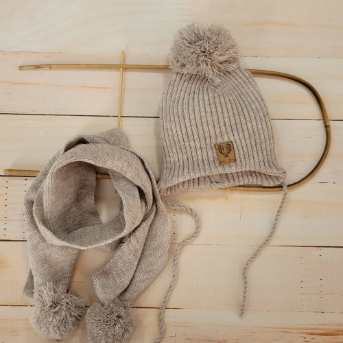 Dvojvrstvová pletená čiapočka na zaväzovanie + šál s brmbolcami, béžový melírok, veľ.68/74